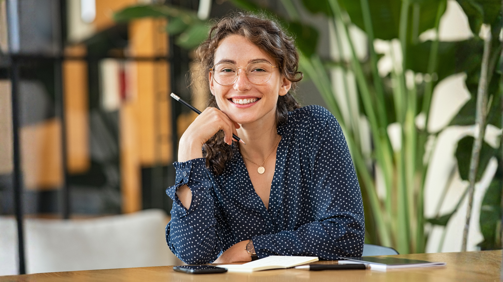 Autorka zamyślona nad wydrukowanym tekstem książki – moment decyzji co zrobić po napisaniu powieści