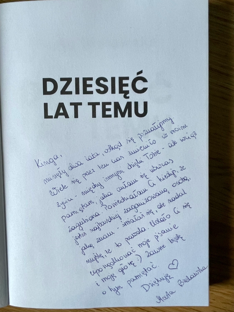 Dedykacja autorki Marty Bielawskiej dla Kingi Raku z zespołu Twardej Oprawy w książce „Dziesięć lat temu”