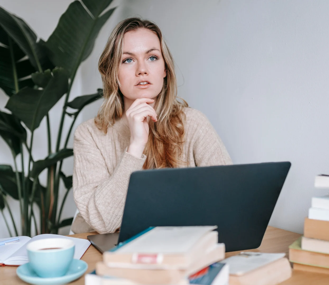 Pisarka z laptopem po ukończeniu powieści – satysfakcja po postawieniu ostatniej kropki