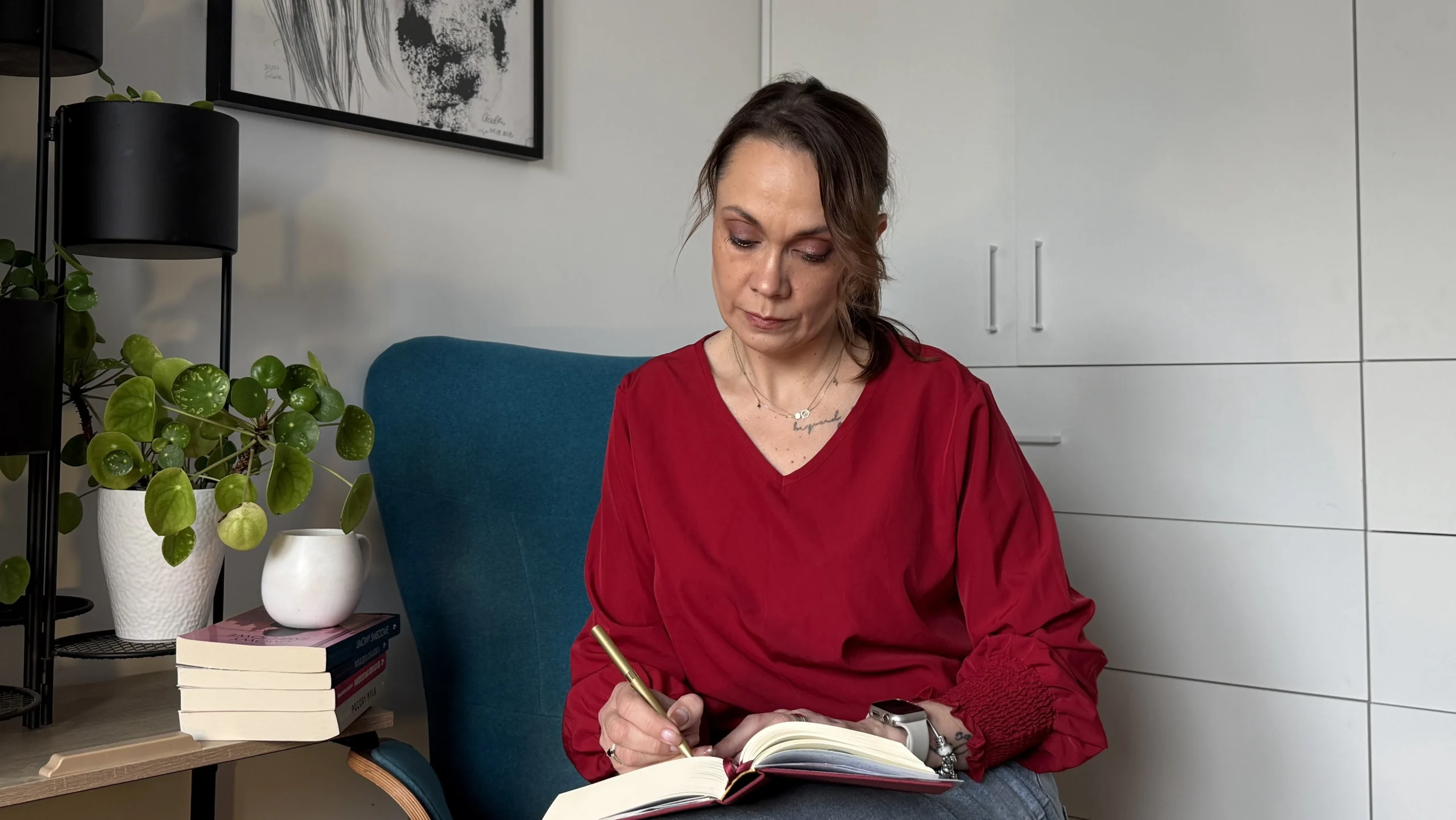 Karolina Brzuchalska robi notatki podczas pracy nad książką i redakcją tekstu