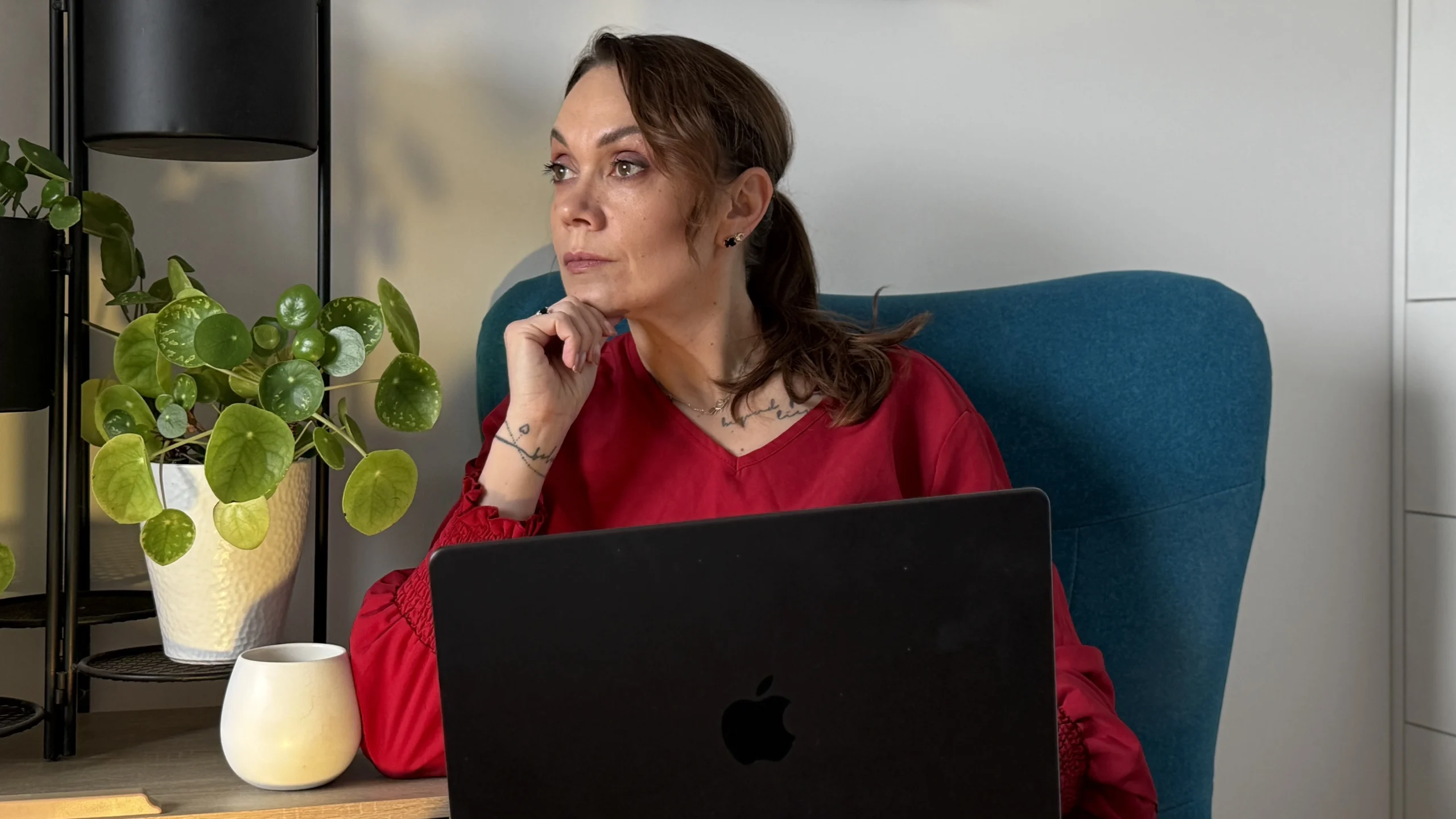 Karolina Brzuchalska pracuje przy laptopie nad strategią wydania książki