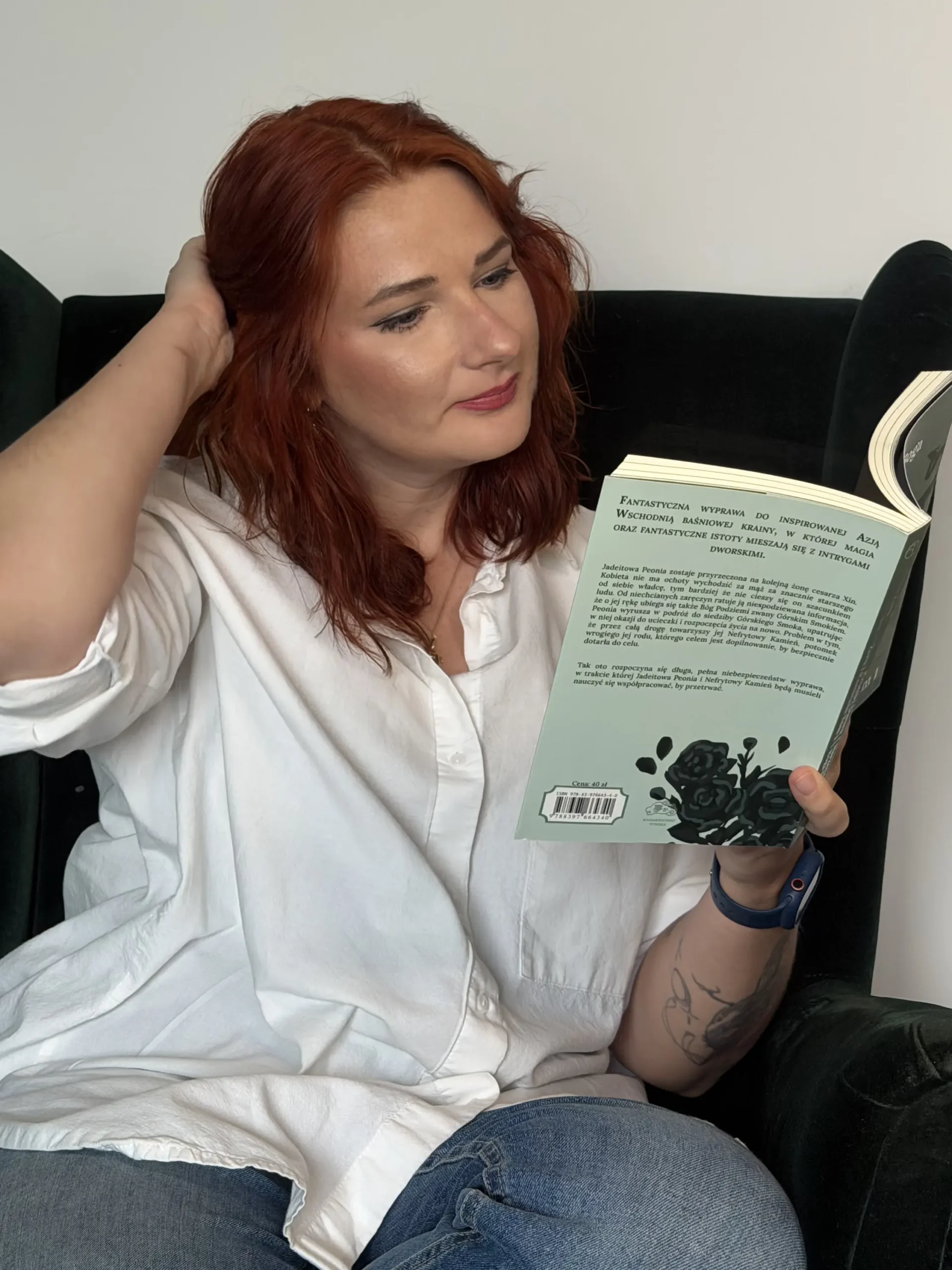 dr Kinga Rak czyta książkę analizując treść jako ekspertka rynku wydawniczego