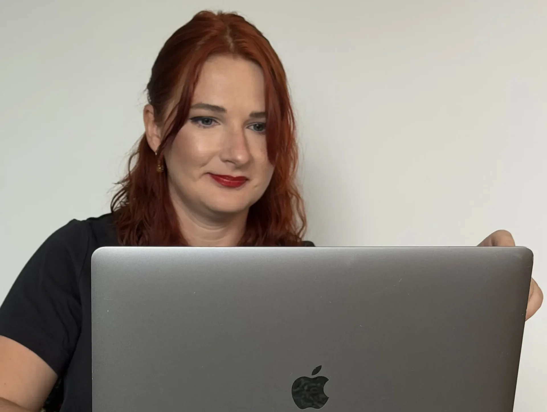 dr Kinga Rak pracuje przy laptopie nad strategią wydania książki i konsultacjami wydawniczymi