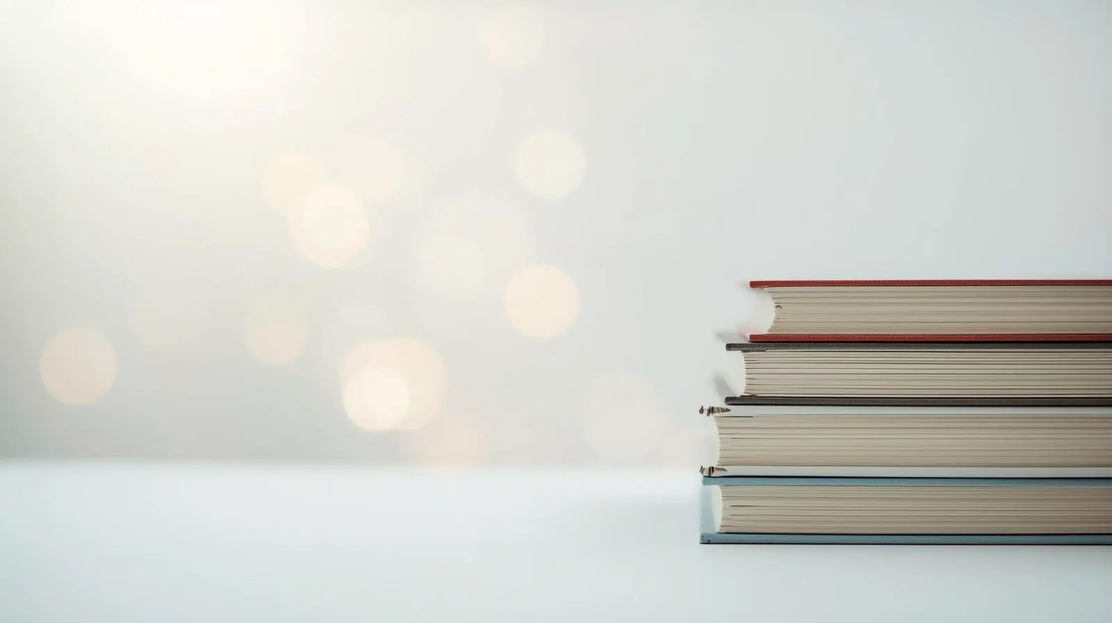 stos książek tło edukacyjne self publishing redakcja książki